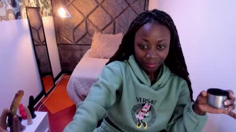 S A R A online show from November 5, 2025, 2:39 pm