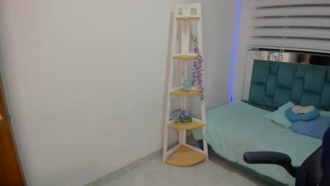 sara_red_x online show from April 9, 2026, 3:28 am