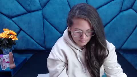 sara_thonson_ online show from January 25, 2025, 3:40 am