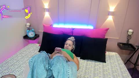 SaraAvila  online show from September 15, 2025, 8:09 pm