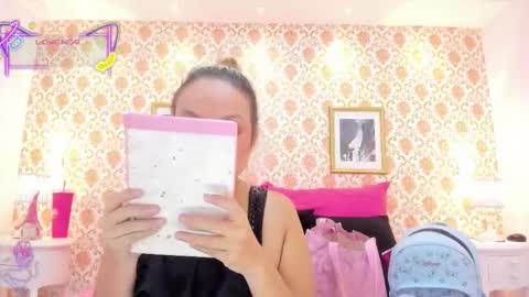 SaraAvila  online show from November 12, 2025, 8:19 pm