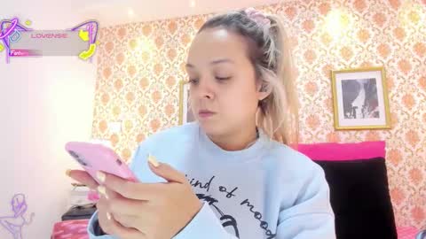 SaraAvila  online show from November 30, 2025, 5:00 am