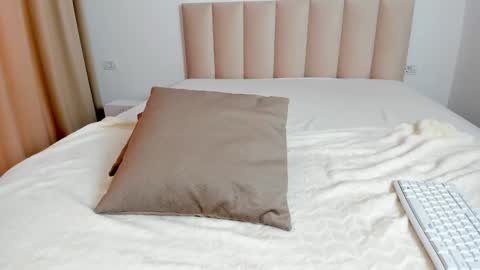 saradiamond01 online show from January 26, 2025, 12:22 pm