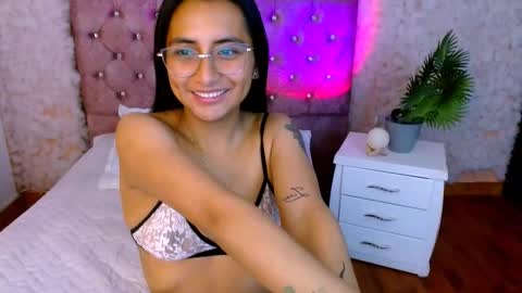 sarah_bubbles online show from December 4, 2025, 1:42 pm