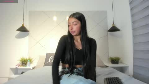sarah_collens_ online show from June 9, 2026, 10:49 am