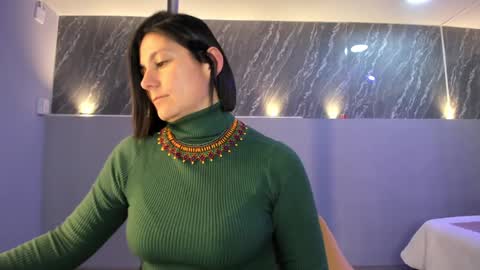 Sarah Deyvis online show from February 4, 2025, 9:10 pm