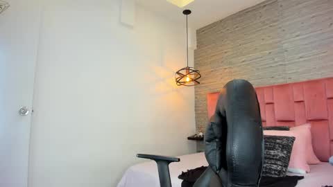 Sarah Deyvis online show from September 11, 2025, 5:46 pm