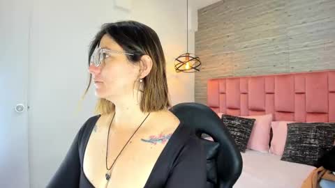 Sarah Deyvis online show from September 15, 2025, 2:39 pm