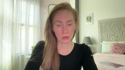 Snapshot of sarahgiroux86 chatting on June 20, 2026, 6:11 pm Sarah online show from June 20, 2026, 6:11 pm