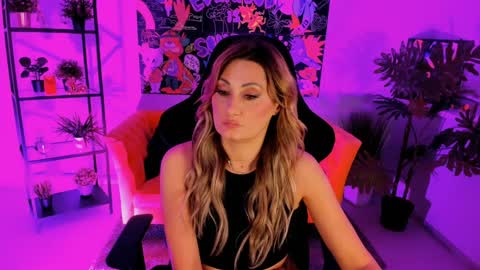 Divine Sarah NONUDE model online show from February 1, 2025, 5:26 pm