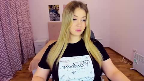 Sarah online show from December 16, 2024, 1:43 pm