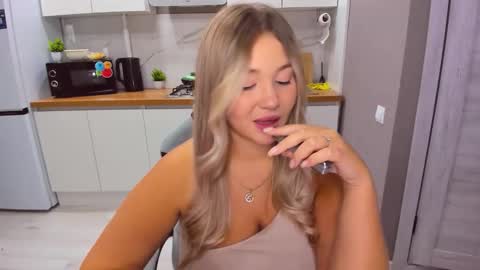 Sarah online show from September 15, 2025, 7:14 pm