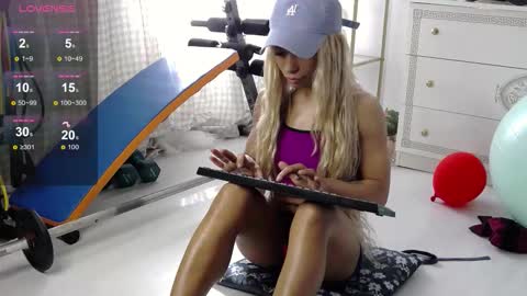 sarahraiynex online show from March 26, 2026, 12:22 pm