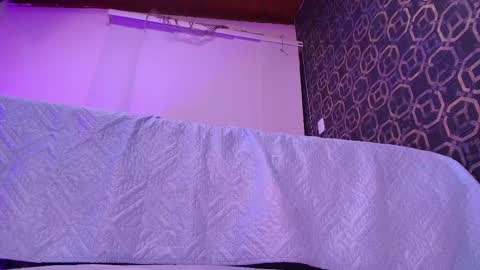 Sara  online show from September 15, 2025, 11:54 am