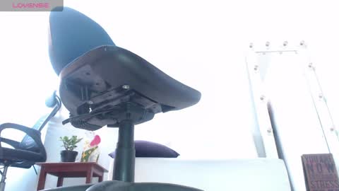 Saraloves online show from April 21, 2026, 2:12 pm