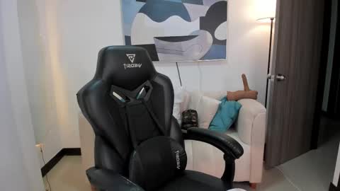 I am Sara  online show from November 24, 2025, 1:05 am