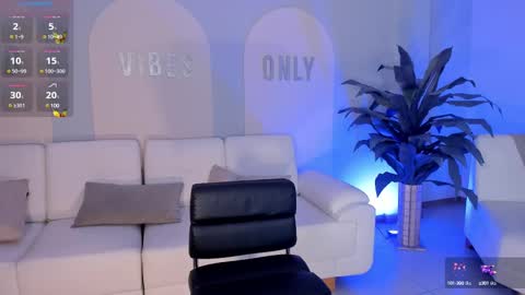 Sara Winstone online show from March 12, 2025, 11:33 pm