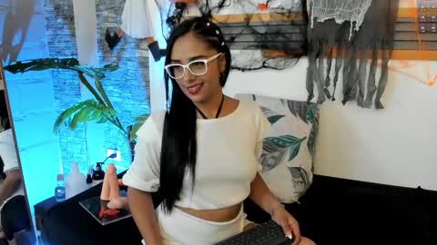 Snapshot of saritalove_ chatting on October 17, 2025, 2:15 am Sara online show from October 17, 2025, 2:15 am