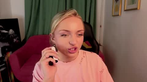 Snapshot of sasha_hardy chatting on May 7, 2026, 2:44 pm Sasha online show from May 7, 2026, 2:44 pm