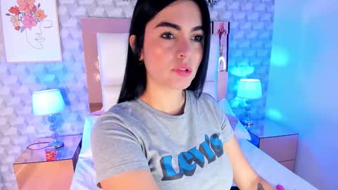 Snapshot of sasha_sims chatting on November 19, 2025, 11:43 am Camila online show from November 19, 2025, 11:43 am