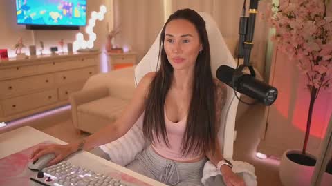 sashawest_official online show from April 14, 2026, 4:02 pm