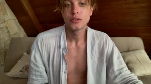 Snapshot of sashenkka chatting on May 14, 2026, 12:39 am Sasha -- online show from May 14, 2026, 12:39 am