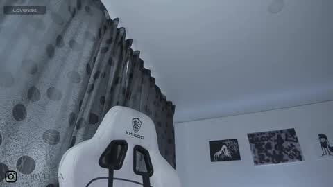    im expecting 300 thumbs up on my altar online show from December 18, 2025, 9:43 pm