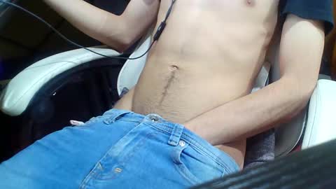 saturno_97 online show from October 5, 2025, 7:01 pm