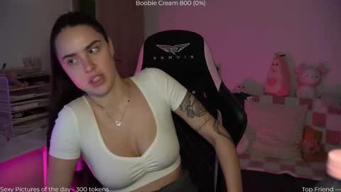 Snapshot of savvage_play chatting on December 16, 2025, 7:41 pm Naomi online show from December 16, 2025, 7:41 pm