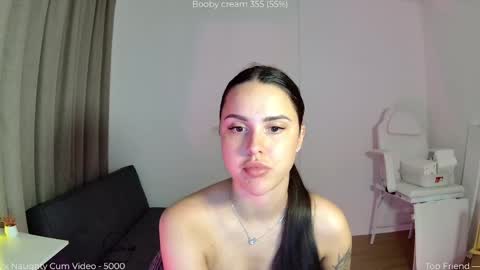 Snapshot of savvage_play chatting on June 1, 2026, 7:37 pm Naomi online show from June 1, 2026, 7:37 pm
