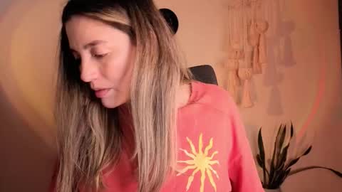 Venus online show from November 19, 2025, 5:02 pm