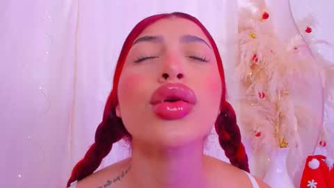 Snapshot of scarleett_jones chatting on December 22, 2025, 9:34 pm scarleett jones online show from December 22, 2025, 9:34 pm