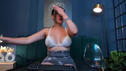 Scarlet Edwars online show from September 12, 2025, 6:30 pm