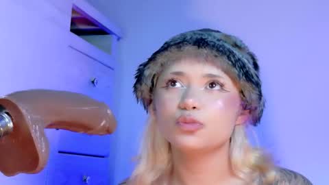 scarlet_gold online show from April 21, 2026, 2:51 am