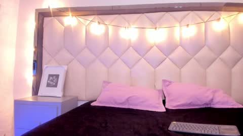 scarlethbigbug online show from February 11, 2026, 11:37 am