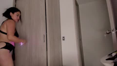 Scarlett Thumb up please help me 100 its important online show from December 13, 2024, 12:42 am