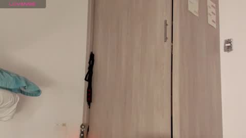 Scarlett Thumb up please help me 100 its important online show from February 12, 2025, 2:35 am