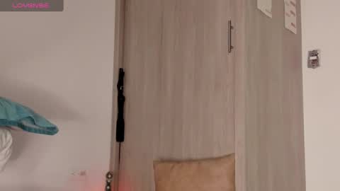 Scarlett Thumb up please help me 100 its important online show from February 13, 2025, 12:02 am