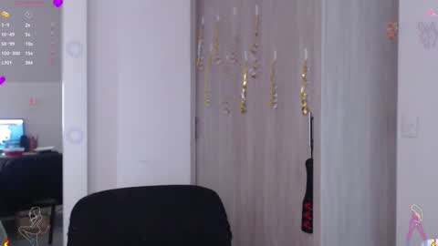 Scarlett Thumb up please help me 100 its important online show from November 28, 2025, 9:39 pm