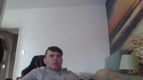 schosch01 online show from May 6, 2026, 6:52 am