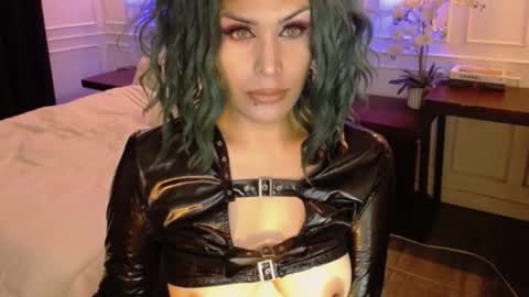 screendoll online show from February 2, 2025, 7:04 pm