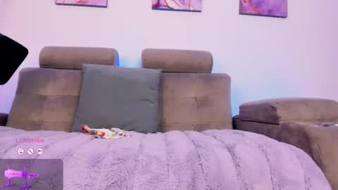     .  INDEPENDENT MODEL online show from February 3, 2026, 1:38 pm