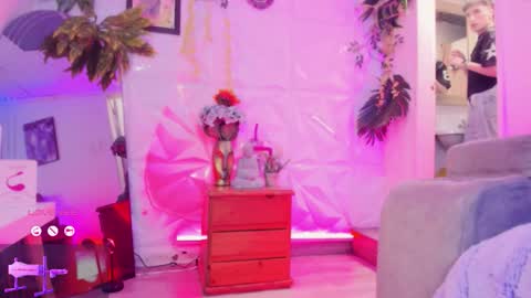     .  INDEPENDENT MODEL online show from February 20, 2026, 12:49 pm