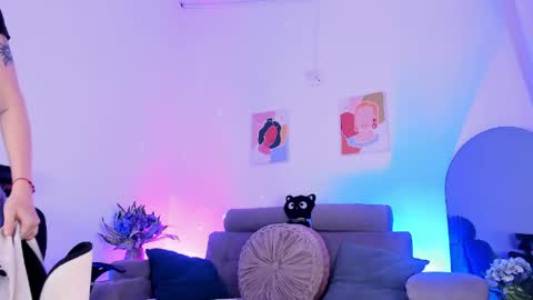     .  INDEPENDENT MODEL online show from April 19, 2026, 3:50 am