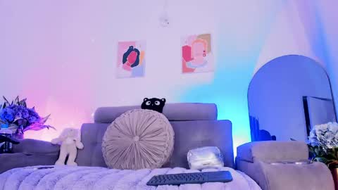     .  INDEPENDENT MODEL online show from April 21, 2026, 5:03 am