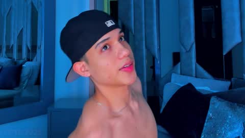 Sebastian online show from October 17, 2025, 8:22 pm