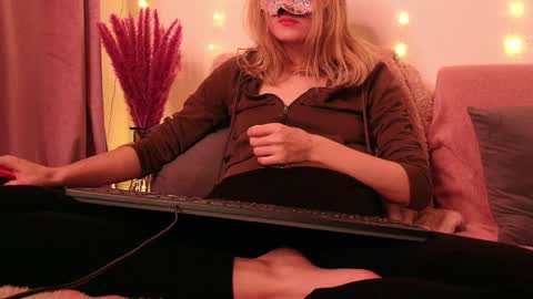 Anni online show from December 23, 2024, 10:33 pm