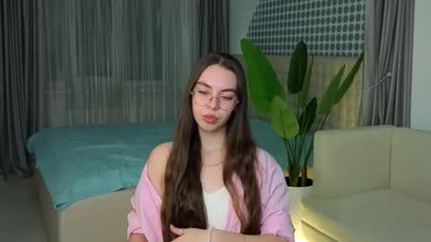 Mia online show from December 15, 2025, 4:11 pm