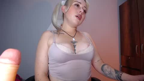 Yeyis  online show from January 16, 2025, 2:51 am