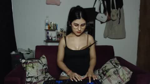seleena_01 online show from March 3, 2025, 10:42 pm